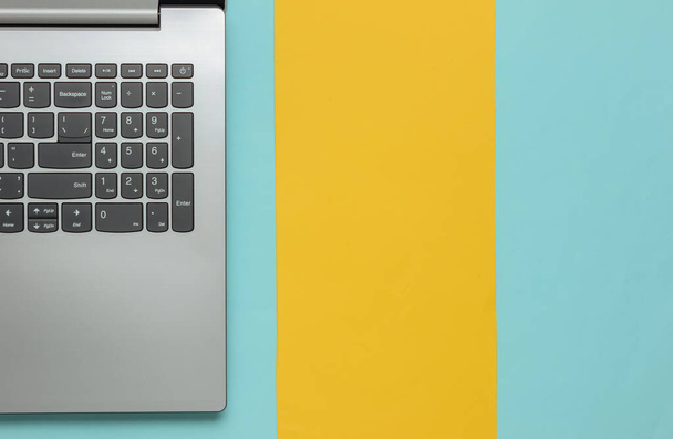 Laptop klávesnice na pozadí barevného papíru. Horní pohled - Fotografie, Obrázek