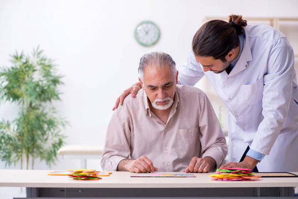 Arzt und Patient an Alzheimer erkrankt - Foto, Bild