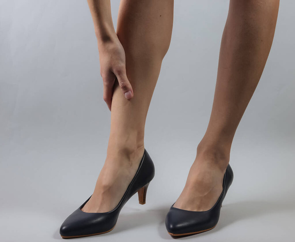 Szczupłe kobiece nogi z klasycznymi butami na wysokim obcasie na białym tle. Studio mody strzał - Zdjęcie, obraz