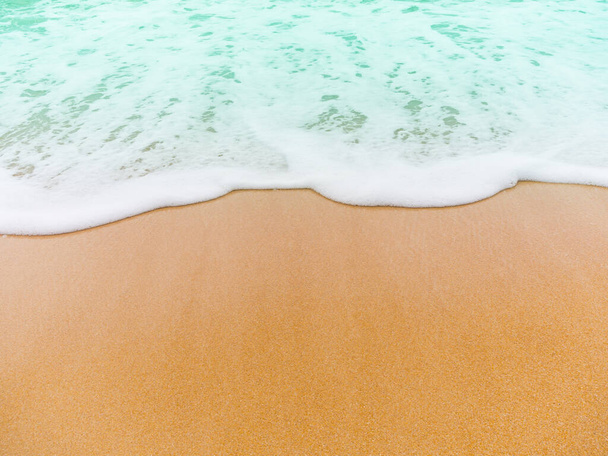 Мягкая волна море на песчаном пляже для отдыха летом. - Фото, изображение