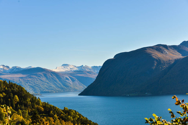 Norwegian landscape, view of the lake and mountains at sunset - Foto, Imagen