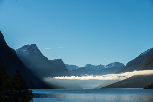 Norjan maisema, näkymä järvelle ja vuorille - Valokuva, kuva
