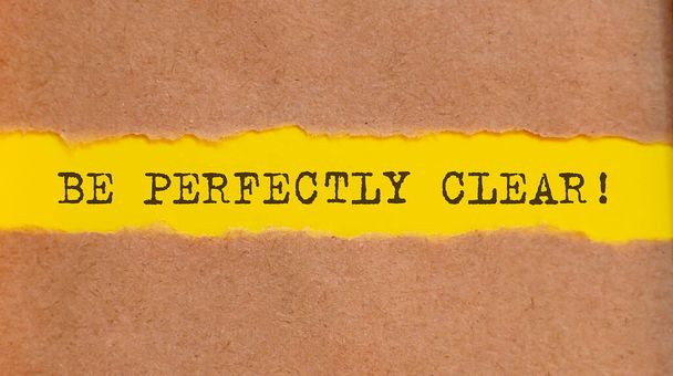BE PERFECTLY CLEAR vzkaz napsaný pod roztrhaným papírem. Obchod, technologie, internetový koncept. - Fotografie, Obrázek