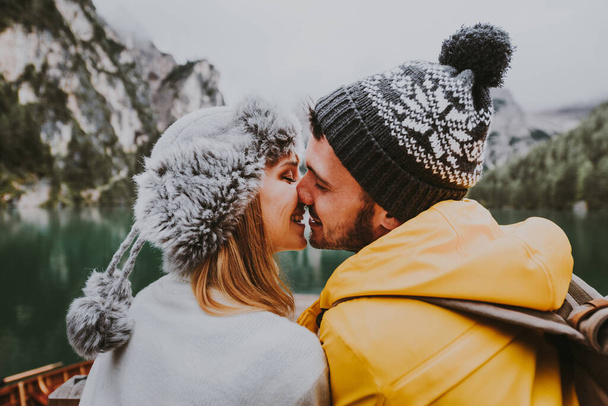 Belo casal de jovens adultos que visitam um lago alpino em Braies, Itália - Turistas com roupa de caminhadas se divertindo em férias durante a folhagem de outono - Conceitos sobre viagens, estilo de vida e luxúria - Foto, Imagem