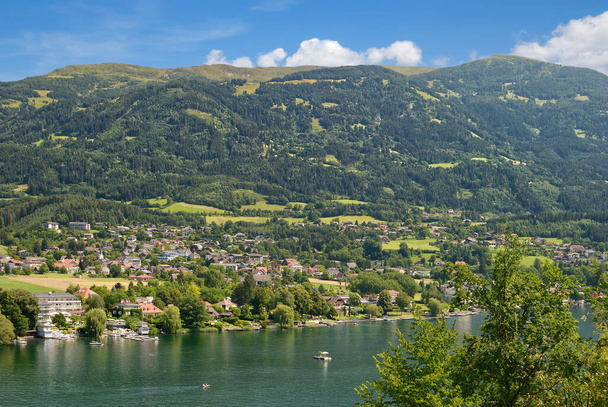 vista al villaggio di Seeboden sul lago Millstaetter See, Carinzia, Austria - Foto, immagini