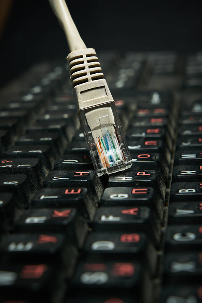 Cable de red en el teclado, Internet, red mundial - Foto, imagen