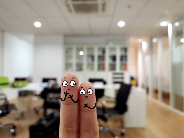Dva prsty jsou vyzdobeny jako dvě osoby. Diskutují o problémech na pracovišti. - Fotografie, Obrázek