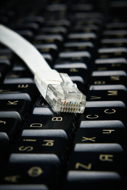 Мережевий кабель на клавіатурі, Інтернет, мережа по всьому світу
 - Фото, зображення