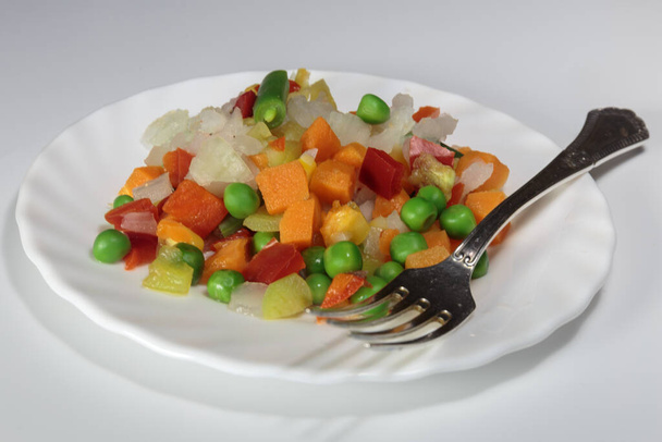 野菜の煮込みミックス、食事の概念として。ビーガンフード-朝食のための野菜。白地. - 写真・画像