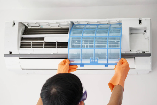Aziatisch man hand houden airconditioner filter reinigen concept - Foto, afbeelding