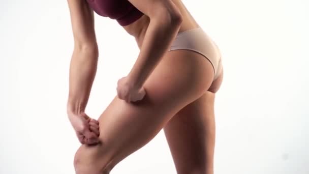 Masajcı bacaklardaki ağrıları hafifletmek için doğru hamleler yapıyor. - Video, Çekim