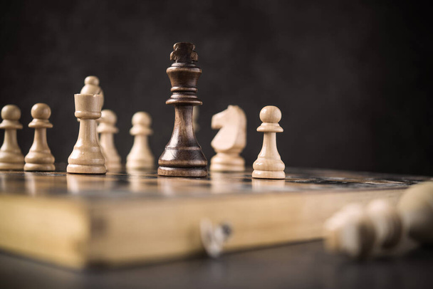 Taş zeminde satranç tahtası oyunu. Satranç tahtası savaşı - Fotoğraf, Görsel