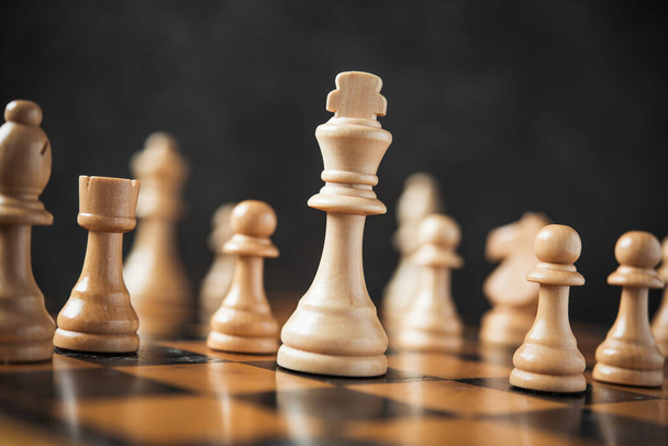 σκάκι επιτραπέζιο παιχνίδι σε ένα πέτρινο φόντο. μάχη σκακιέρας - Φωτογραφία, εικόνα