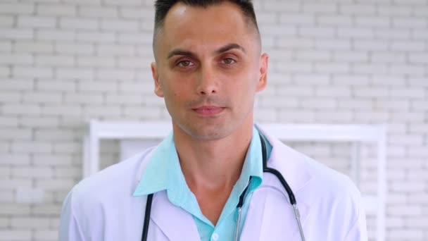 Доктор у професійній формі, що працює в лікарні
 - Кадри, відео