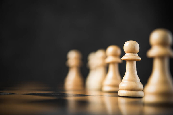 Najniższa figura szachowa w pionku. Koncepcja taktyki i przywództwa. ukierunkowanie selektywne. - Zdjęcie, obraz