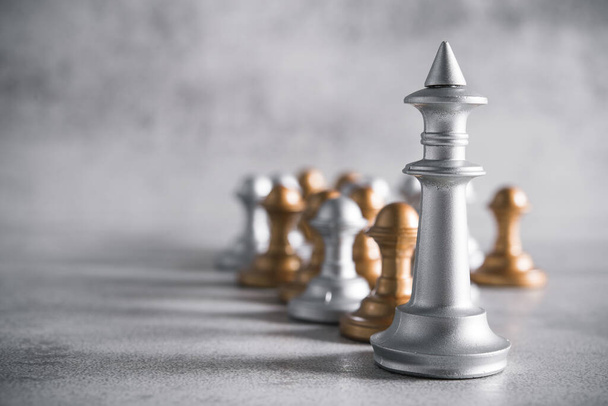 Сосредоточься на шахматном короле. Концепция победы и успеха в сражениях или конфликтах. драматический фон - Фото, изображение