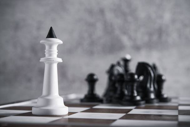 Konzentrieren Sie sich auf den Schachkönig. Konzept von Sieg und Erfolg in Schlachten oder Konflikten. Dramatischer Hintergrund - Foto, Bild