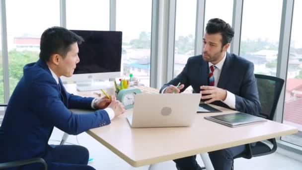Twee zakenmensen praten over projectstrategie op kantoor - Video