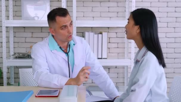 Γιατρός με επαγγελματική στολή που εξετάζει ασθενή στο νοσοκομείο - Πλάνα, βίντεο