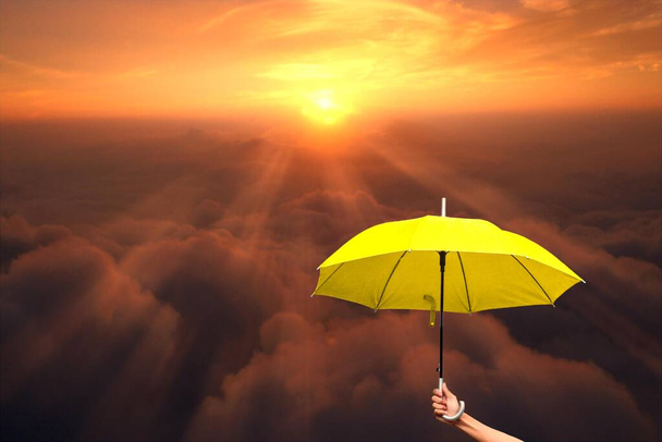 Keltainen sateenvarjo suojaa kuumalta auringolta - Valokuva, kuva