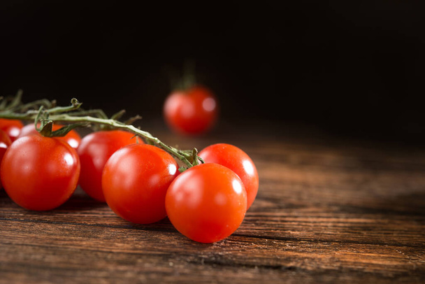 Tuore punainen orgaaninen tomaatti puupöydällä. - Valokuva, kuva