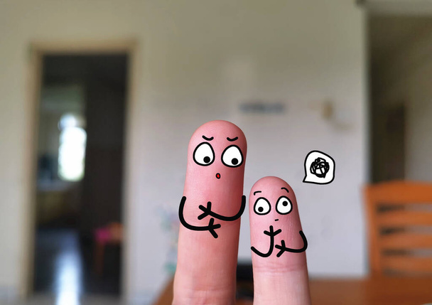 Due dita sono decorate come due persone. Uno di loro e 'un adolescente. Ha una disabilità intellettuale.. - Foto, immagini