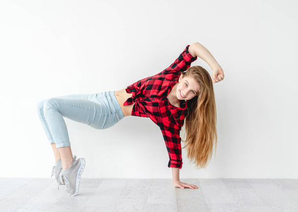 Souriant jeune fille danseuse en studio - Photo, image