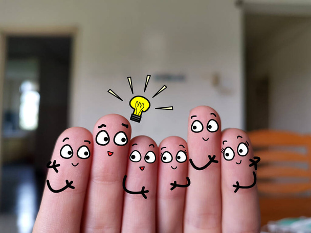 Seis dedos são decorados como seis pessoas. Um deles tem uma nova ideia.. - Foto, Imagem