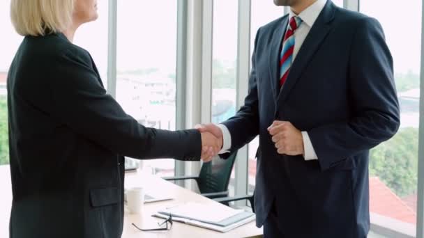 Geschäftsleute beim Händedruck mit Freund im Büro - Filmmaterial, Video