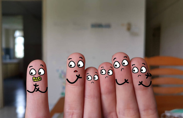 Šest prstů je vyzdobeno jako šest osob.Jeden z nich má špatnou zubní péči. - Fotografie, Obrázek