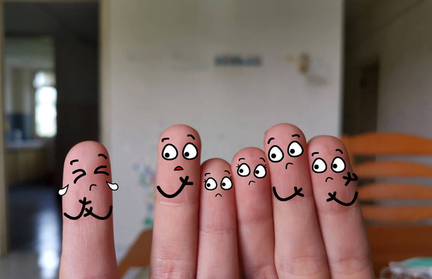 Έξι δάχτυλα είναι διακοσμημένα ως έξι άτομα. Ένας από αυτούς υποφέρει από κρίση πανικού.. - Φωτογραφία, εικόνα