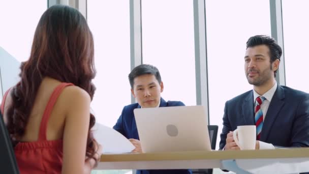Buscador de empleo en la entrevista de trabajo reunión con el gerente - Metraje, vídeo