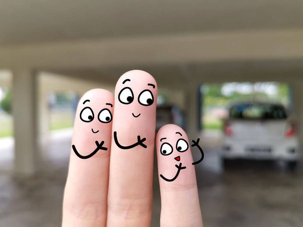 Kolme sormea on sisustettu vanhemmiksi ja lapseksi. He ovat onnellisia lähtiessään yhdessä.. - Valokuva, kuva