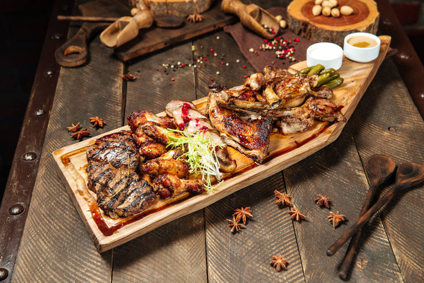 Assorted roasted meat set on the wooden board - Foto, afbeelding