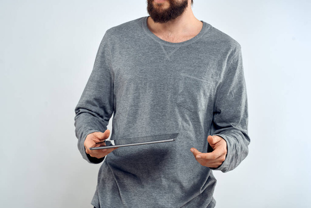 タブレットを手に持つ男テクノロジーライフスタイルインターネット通信作業光背景クロップドビュー - 写真・画像