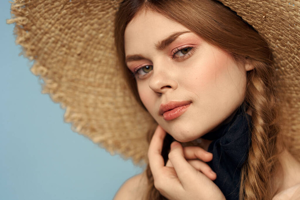 Lány egy szalma kalap portré közelkép copfos móka piros haj kék háttér - Fotó, kép
