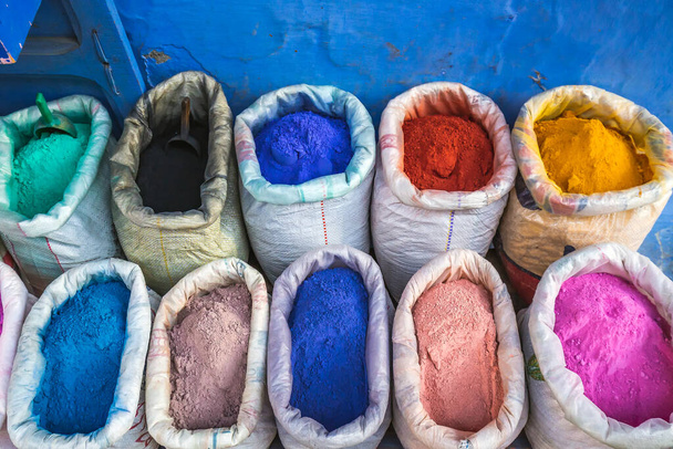 Pigments colorés en poudre dans des sacs à vendre à Chefchaouen. Médina de ville bleue au Maroc avec murs peints en bleu. - Photo, image