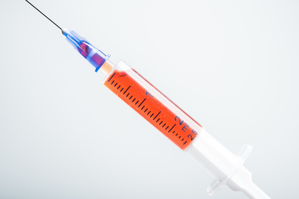 Spritze mit Injektion isoliert auf weißem Hintergrund. Impfung, Blutentnahme. - Foto, Bild