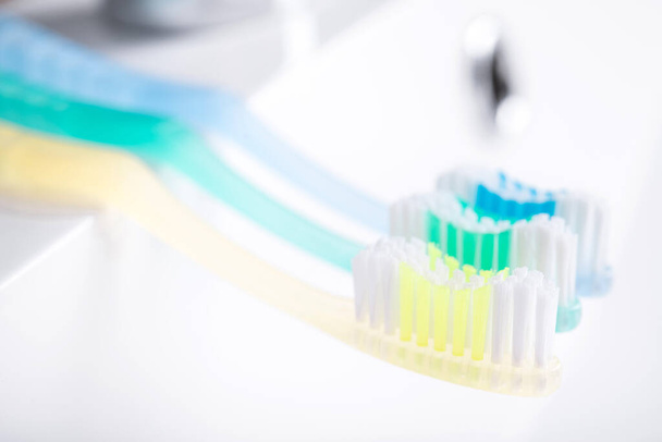 Gros plan de brosse à dents sur fond blanc évier. nettoyage des dents et hygiène. - Photo, image