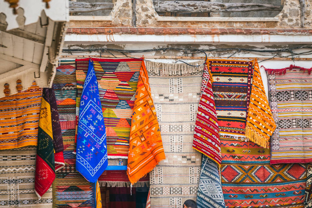 Alfombras en el mercado de Essaouira, Marruecos. - Foto, imagen
