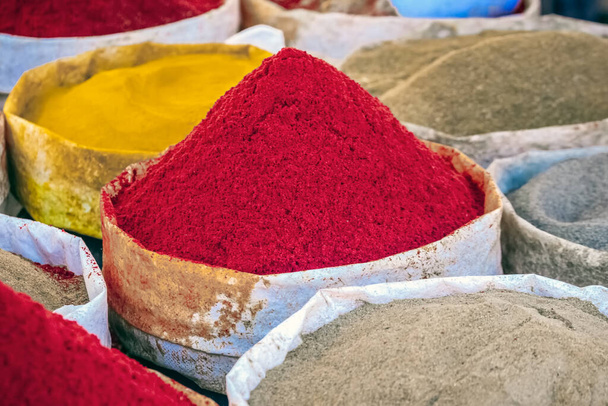 Wybór przypraw na tradycyjnym rynku marokańskim (souk) w Guelmim, Maroko. - Zdjęcie, obraz