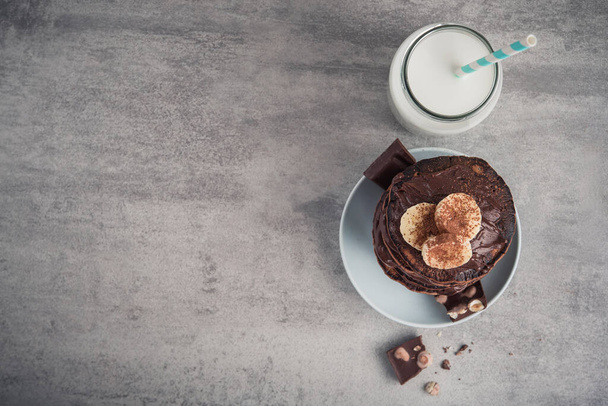 Süßer Schokoladen-Pfannkuchen mit Banane auf Steingrund. Kalorienreiches Frühstück. Junk Food - Foto, Bild