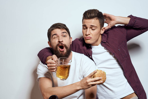 Dois amigos alegres bebendo cerveja bêbado divertido estilo de vida comunicação luz fundo - Foto, Imagem