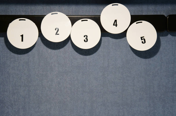tyhjä sininen lauta tai seinä, jossa on magneettinen numero yksi kaksi kolme neljä viisi huomautukseksi tai muistutus toimistossa ja työskentely - Valokuva, kuva