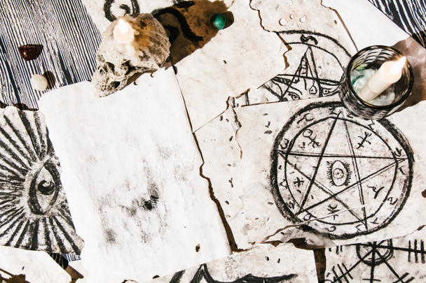 Vorm manuscripten met occulte symbolen, kaarsen, lavendel. Begrip waarzeggerij, ritueel, altaar, spiritisme, geheime kennis - Foto, afbeelding