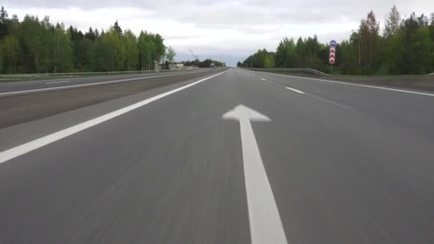 Prise de vue d'une voiture en mouvement sur l'autoroute à la fin de l'été - Séquence, vidéo