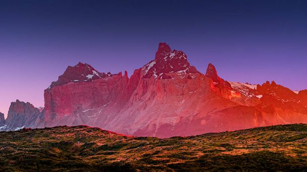 Magiczny kolorowy wschód słońca na głównych szczytach, stojące zęby wysokich wież i wodospad w pobliżu otoczony mokrymi lasami australijskimi w Parku Narodowym Torres del Paine, Patagonia, Chile - Zdjęcie, obraz