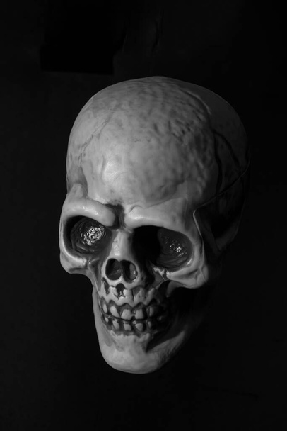 Emberi műanyag koponya fekete háttér - Fotó, kép