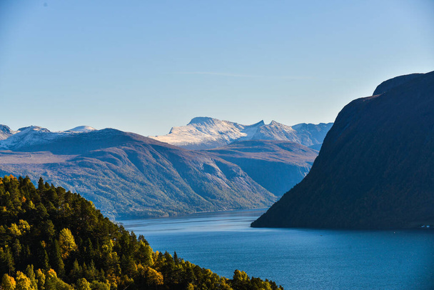 Norwegian landscape, view of the lake and mountains at sunset - Foto, Imagem