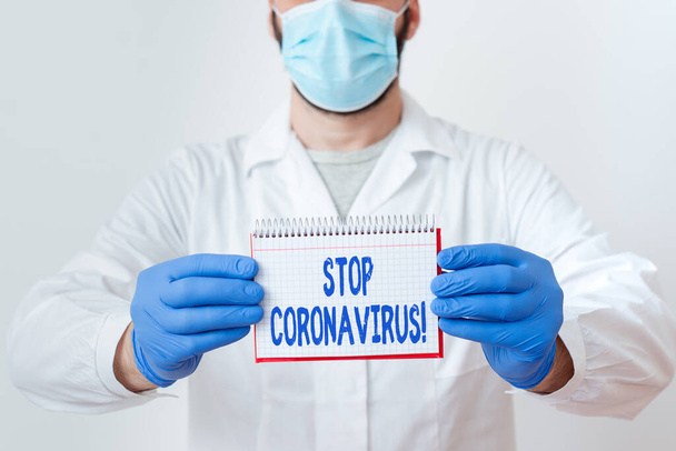 Κείμενο συγγραφής Σταματήστε τον Coronavirus. Έννοια που σημαίνει εκστρατεία ευαισθητοποίησης ασθενειών καταπολέμηση για να μειώσει τις περιπτώσεις COVID19 Τεχνικός εργαστηρίου με άδεια αυτοκόλλητο χαρτί αξεσουάρ Smartphone. - Φωτογραφία, εικόνα